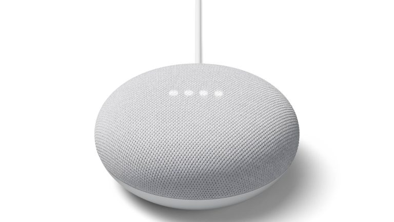 Ein Google Nest Mini mit aktiviertem Assistant vor weißem Hintergrund.