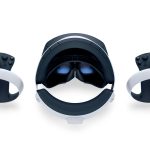 Produktfoto der PlayStation VR 2 inklusiver der VR Sense Controller.