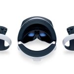 Produktfoto der PlayStation VR 2 inklusiver der VR Sense-Controller.