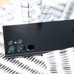 Ein Samsung S22 Ultra liegt mit dem Display nach unten auf einer Tischdecke.