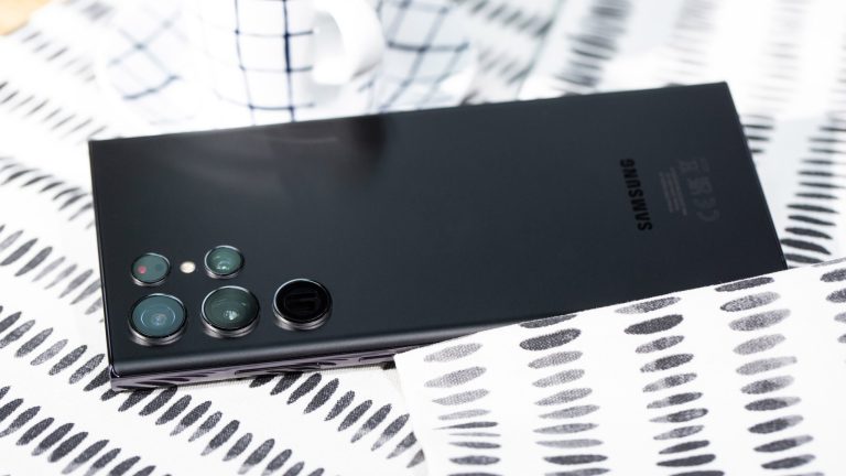 Ein Samsung S22 Ultra liegt mit dem Display nach unten auf einer Tischdecke.