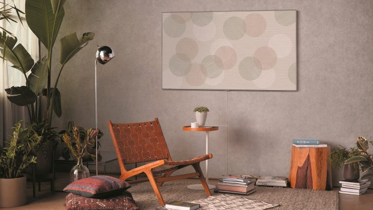 Ein Magic Screen von Samsung h&auml;ngt an einer Wand. Das dargestellte Motiv sieht wie ein aufgeh&auml;ngtes Bild aus.