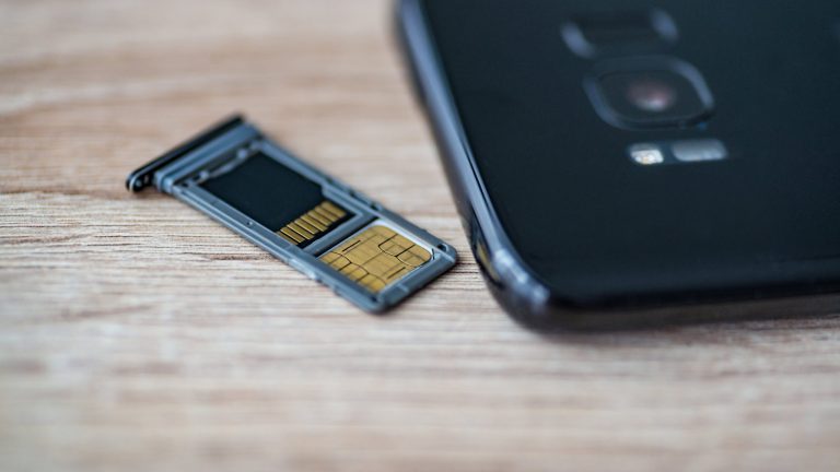 Neben einem Smartphone liegt der Einschub für die SIM-Karte. Darin befinden sich eine SIM-Karte und eine microSD-Karte.