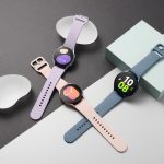 Drei Exemplare der Samsung Galaxy Watch 5 liegen auf einem Tisch.