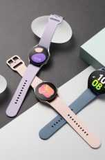 Drei Exemplare der Samsung Galaxy Watch 5 liegen auf einem Tisch.