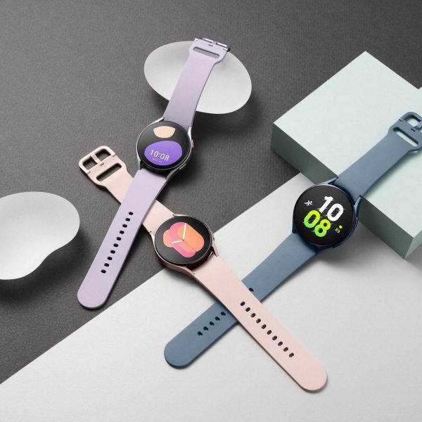 Drei Exemplare der Samsung Galaxy Watch 5 liegen auf einem Tisch.