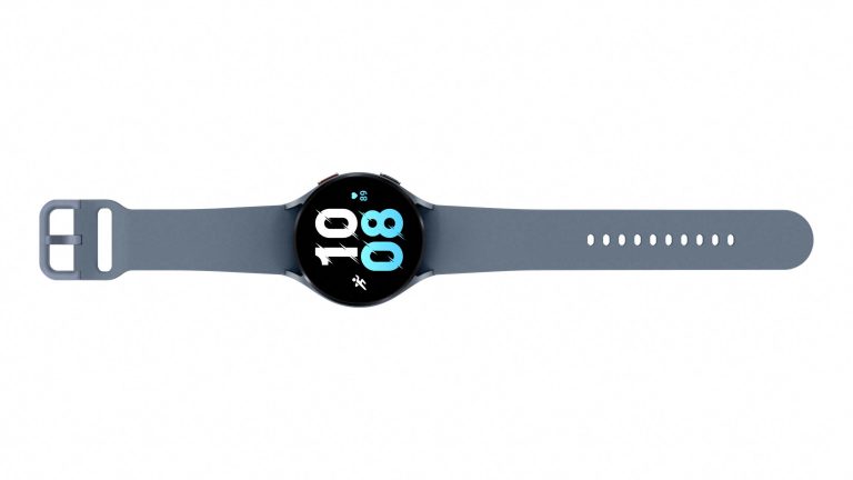 Eine Galaxy Watch 5 mit blau-schwarzem Gehäuse und ausgebreitetem Armband in Blau.