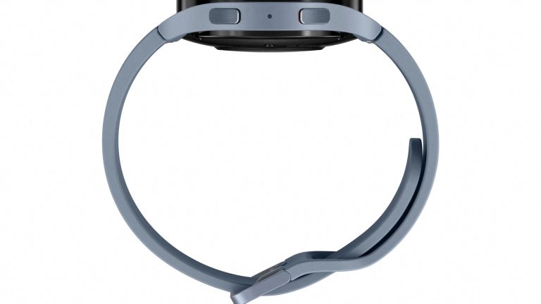 Eine Galaxy Watch 5 mit blau-schwarzem Gehäuse und blauem Armband.