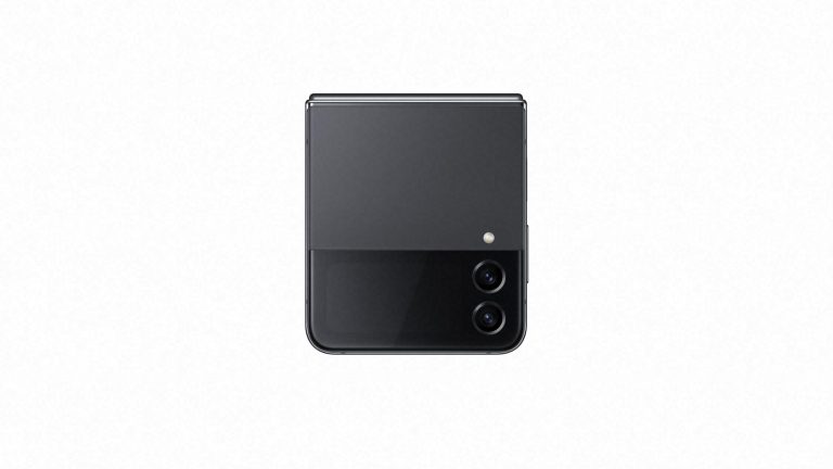 Produktbild eines zusammengeklappten Samsung Galaxy Flip 4 in der Farbe „Graphite“.