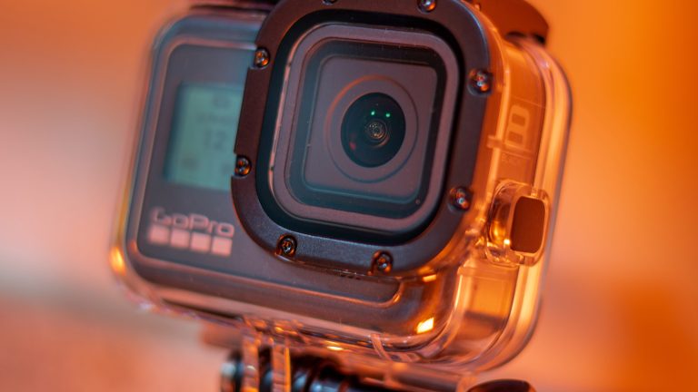 Detailansicht einer GoPro Hero 8 mit Fokus auf die Linse.