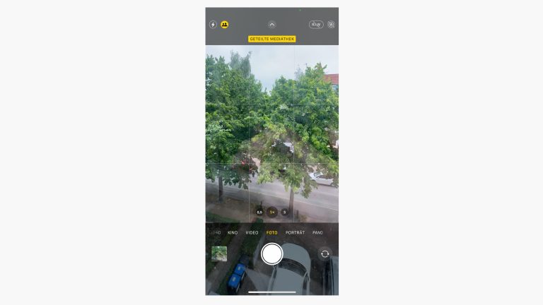 Screenshot der Kamera-App eines iPhones, auf dem das neue Symbol für die geteilte Mediathek zu sehen ist.