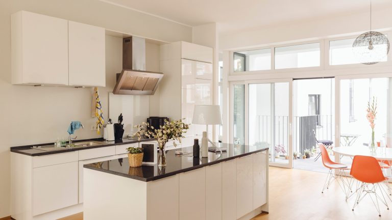 In einer Küche mit Küchenblock hängt über dem Herd eine kopffreie Dunstabzugshaube. 