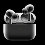 Die neuen AirPods Pro präsentieren sich hier vor einem schwarzen Hintergrund. Der rechte Kopfhörer steckt im Ladecase, während der linke etwas darüber schwebt.