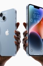 Zwei Hände halten ein iPhone 14 und ein iPhone 14 Plus in Blau hoch.