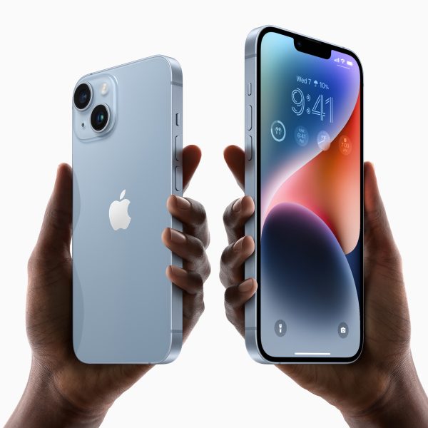 Zwei H&auml;nde halten ein iPhone 14 und ein iPhone 14 Plus in Blau hoch.