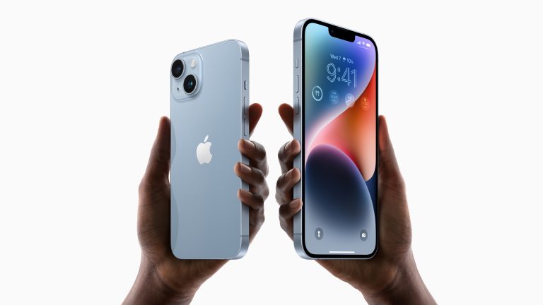 Zwei Hände halten ein iPhone 14 und ein iPhone 14 Plus in Blau hoch.