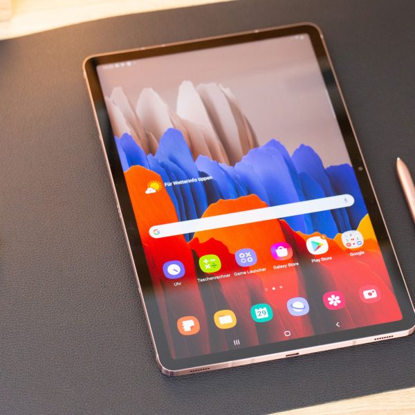 Ein Galaxy Tab S8 liegt auf einer Matte neben Notizbl&ouml;cken.