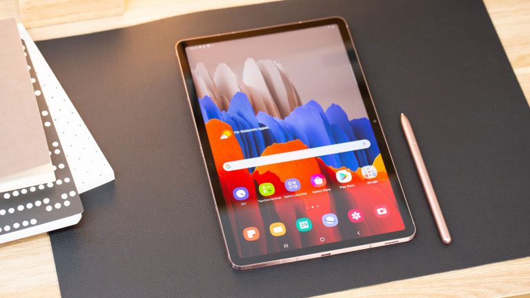 Ein Galaxy Tab S8 liegt auf einer Matte neben Notizbl&ouml;cken.