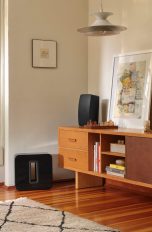 Sonos Five In einem Zimmer sind zwei Sonos Five und ein Sonos Sub in Schwarz zu sehen.