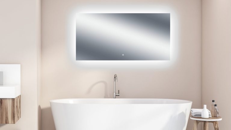Über einer Badewanne in einem Badezimmer ist eine Infrarotheizung mit Spiegeloberfläche montiert.