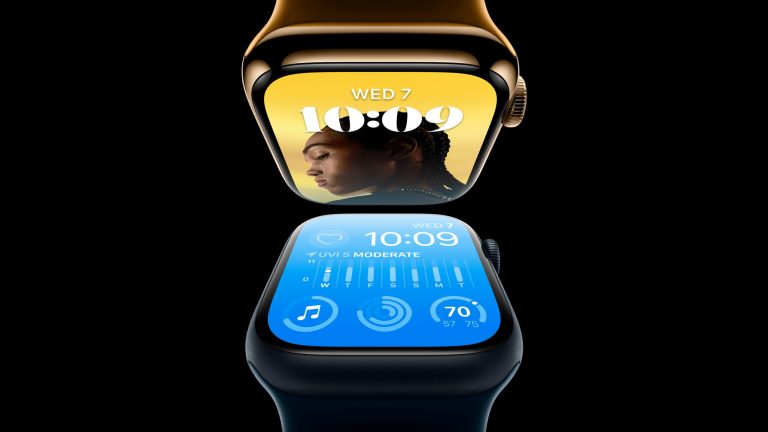 Die Apple Watch Series 8 in zwei Varianten mit Anzeigen der Uhrzeit und Vitalfunktionen.