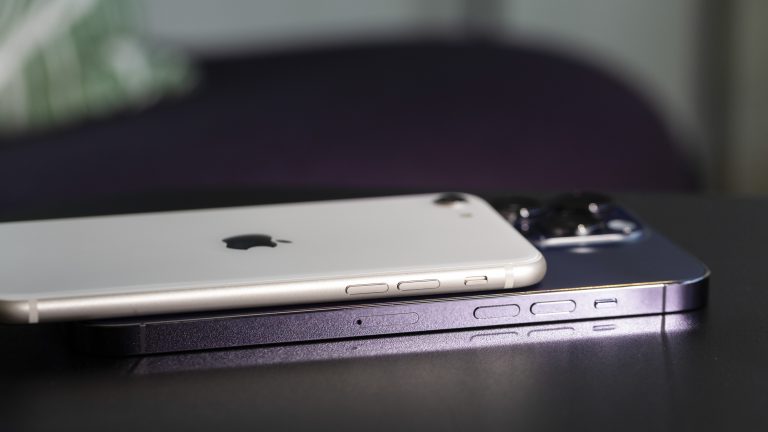 iPhone 14 Pro Max vs. iPhone SE