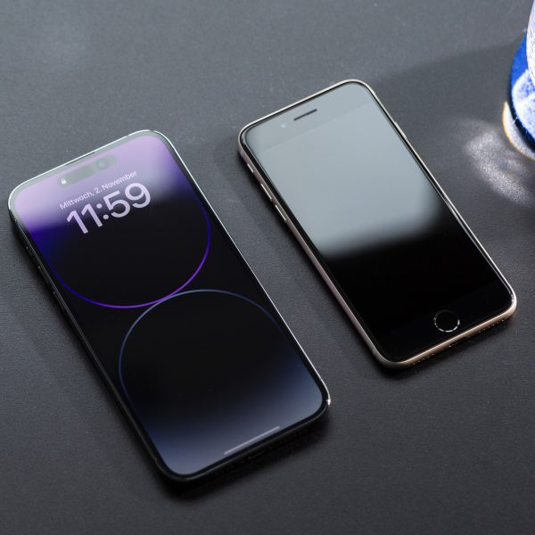 iPhone 14 Pro Max vs. iPhone SE