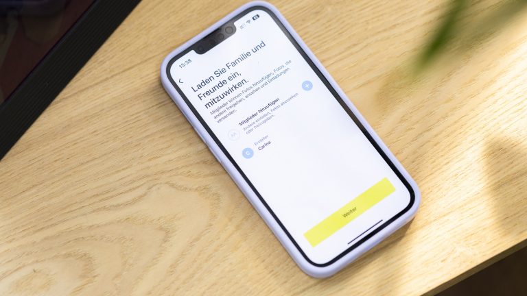 Ein Smartphone liegt auf einem Regal. Eine App ist geöffnet. aura-bilderrahmen-0001