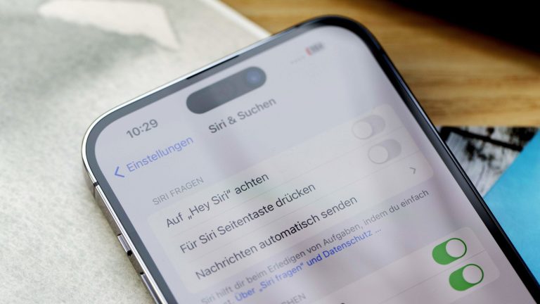 Ein iPhone in Nahansicht. Zu erkennen sind die Einstellungen zu Siri.
