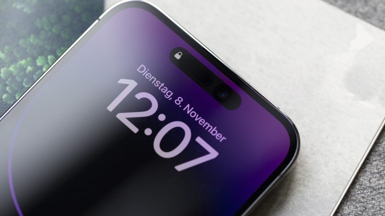 Nahaufnahme der Dynamic Island bei einem iPhone 14 Pro.