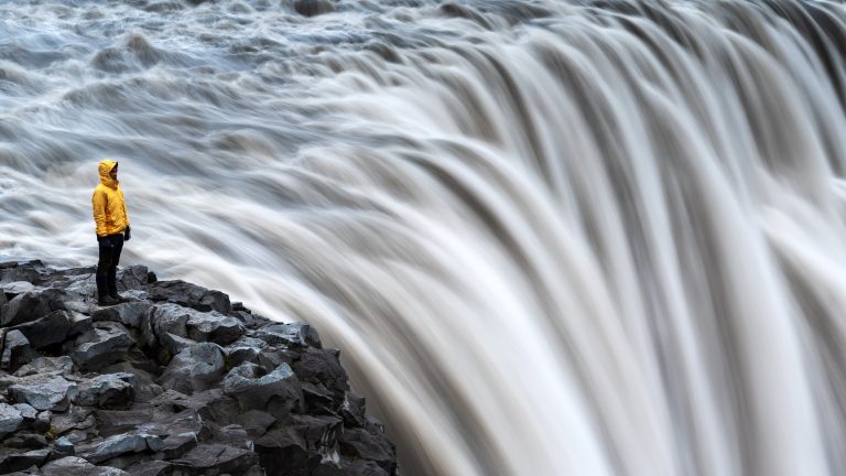 Bild eines Wasserfalls, bei dem durch Langzeitbelichtung das Wasser wie dichter Nebel wirkt.