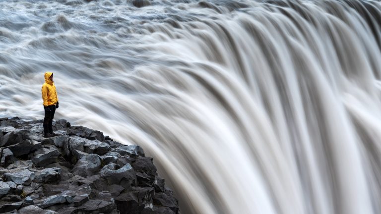 Langzeitbelichtung: Faszinierende Foto-Effekte Bild eines Wasserfalls, bei dem durch Langzeitbelichtung das Wasser wie dichter Nebel wirkt.