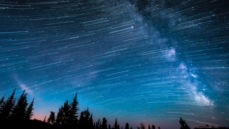 Langzeitbelichtung: Faszinierende Foto-Effekte Blick in einen Sternenhimmel, der mit Langzeitbelichtung aufgenommen wurde.