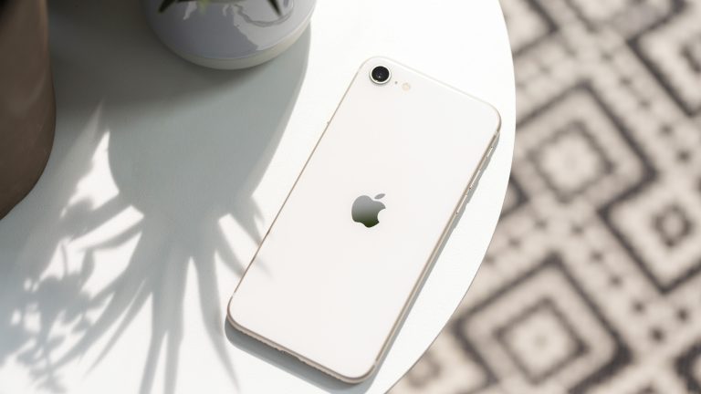 Rückansicht eines iPhone SE, das auf einem Tisch liegt.
