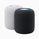 Produktbild des neuen HomePods in Schwarz und Wei&szlig;.