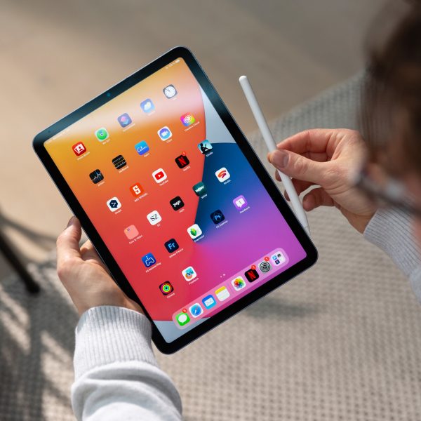 Eine Person dockt einen Apple Pencil der zweiten Generation an ein iPad an.