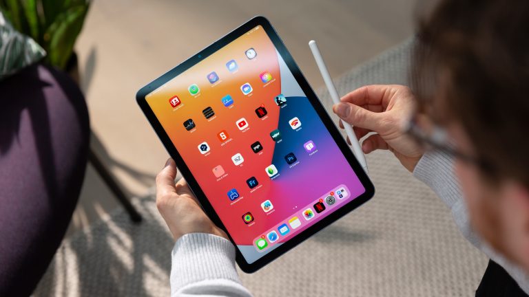 Eine Person dockt einen Apple Pencil der zweiten Generation an ein iPad an.