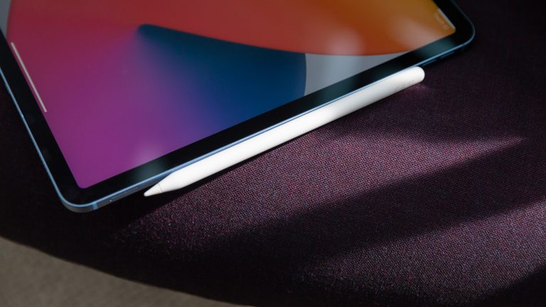 Ein Apple Pencil der zweiten Generation lädt an einem iPad.