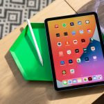 Ein Apple Pencil der zweiten Generation liegt neben einem iPad Air.