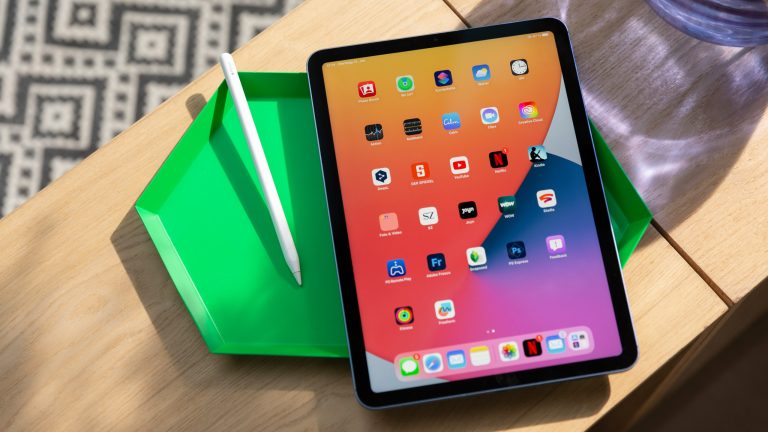 Ein Apple Pencil der zweiten Generation liegt neben einem iPad Air.