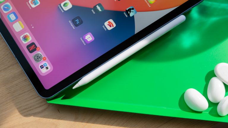 Ein Apple Pencil der zweiten Generation lädt an einem iPad Air.