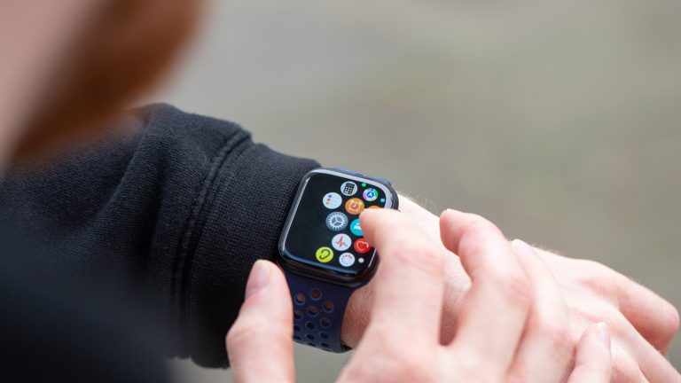 Eine Person bedient eine Apple Watch 7, die sie am Handgelenk trägt.