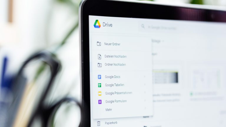 Blick auf einen Laptop auf dem die Browser-Version von Google Drive geöffnet ist.