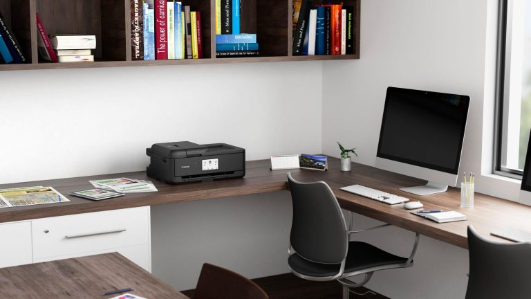 Der Canon Pixma TS9550 steht auf einem Eckschreibtisch in einem B&uuml;ro.