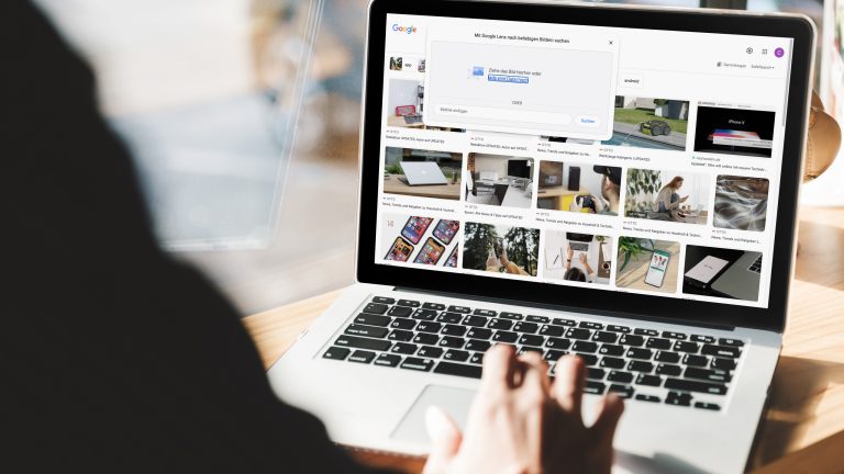Eine Person sitzt vor einem Laptop und hat die Google-Bildersuche aufgerufen.