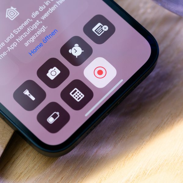 Blick auf ein iPhone, bei dem das Screen Recording im Kontrollzentrum aktiviert ist.