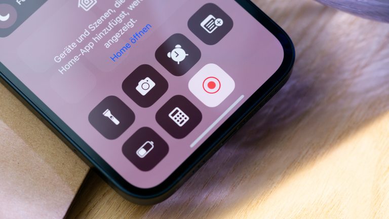 Blick auf ein iPhone, bei dem das Screen Recording im Kontrollzentrum aktiviert ist.