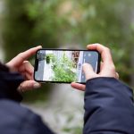 Eine Person h&auml;lt ein iPhone in der Hand und macht ein Live Photo einer Pflanze.