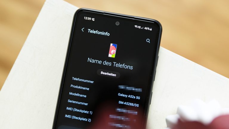 Nahaufnahme eines Samsung Galaxy A52s, auf dem die Ger&auml;teinformationen samt Telefonnummer angezeigt werden.