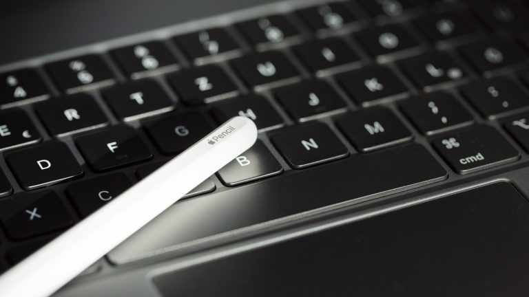 Detailaufnahme des Apple Pencils der zweiten Generation und des Magic Keyboards.